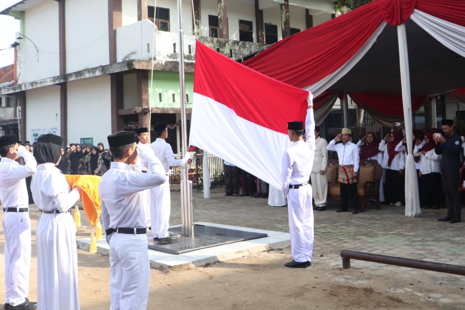 Santri PPRQ Metro Gelar Upacara HUT ke-80 RI, Gus Yahya Musthofa Kamal Tekankan Pendidikan Berkarakter dan Adaptif